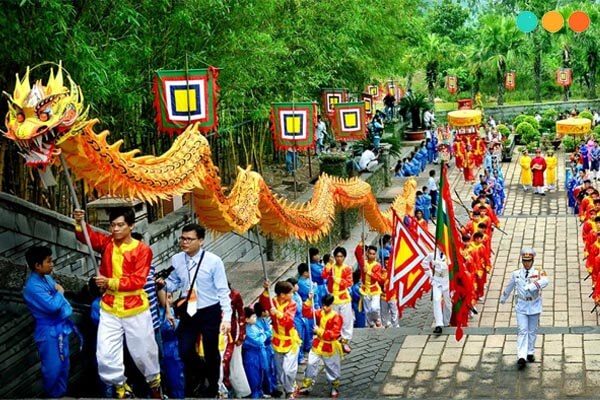 Viết đoạn văn tiếng Anh về lễ hội Đền Hùng